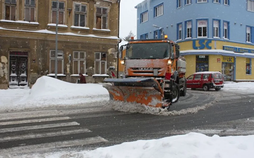 Při zimní údržbě Jablonec víc zapojí městskou policii.