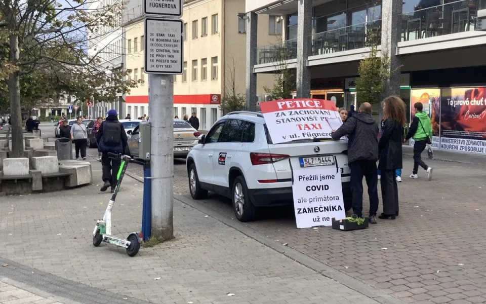 Petici pro zachování stání taxi u terminálu v Liberci podepsalo přes 4000 lidí