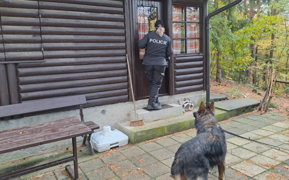 Policisté kontrolovali chaty a chalupy v Českém ráji, zapojili i služebního psa Zorana