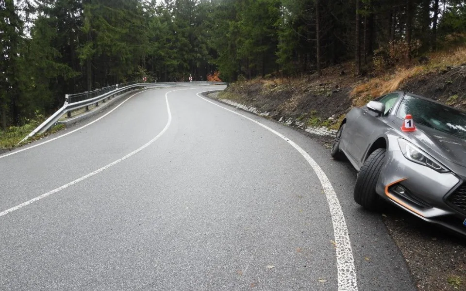 Luxusní vůz skončil po smyku v příkopě, škoda na voze je vyčíslena na 450 tisíc