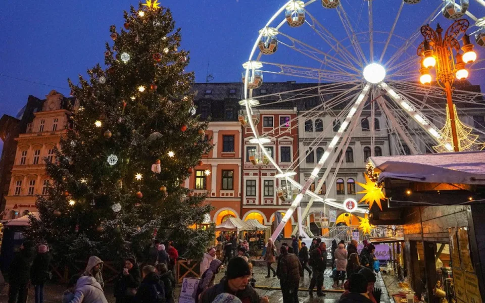 Adventní program před radnicí: koncerty, čerti i oživlý betlém