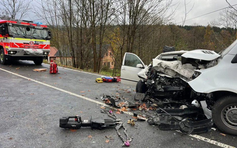 Silnici na Frýdlant uzavřela srážka dodávky s osobákem, jeden vážně zraněný