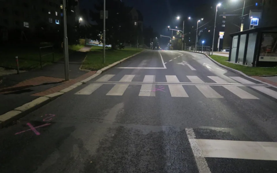 Policie hledá řidiče, jenž na přechodu v Jablonci srazil dívku. Mluvil s ní, pak odjel