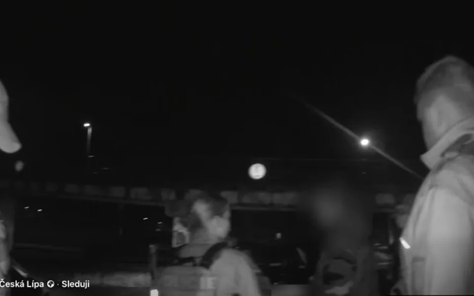 Pár piv a fernetů, pak si půjčil auto manželky. Řidiče prozradilo denní svícení