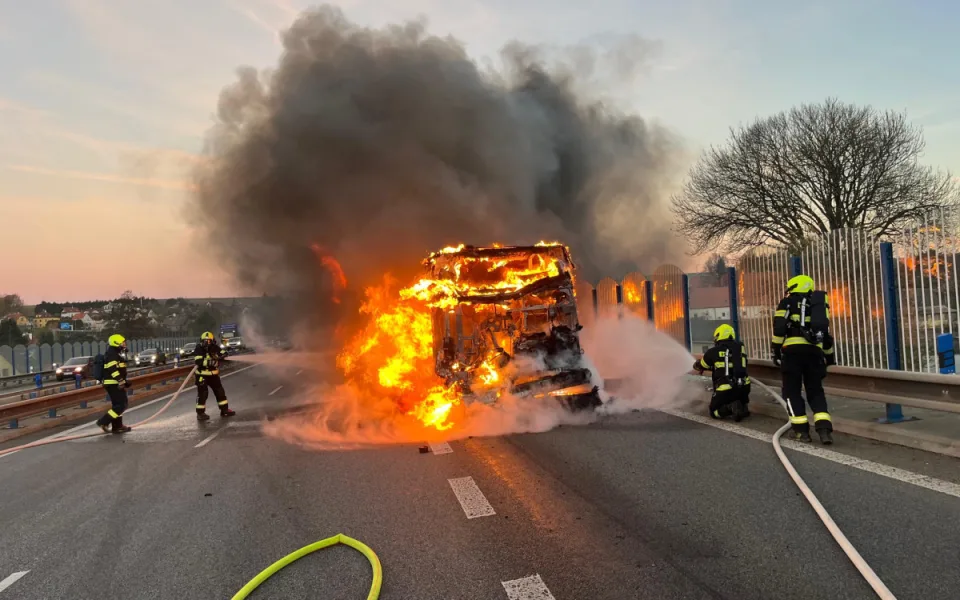 Na rychlostce u Chrastavy hořel autobus, zhruba 30 cestujících vystoupilo včas