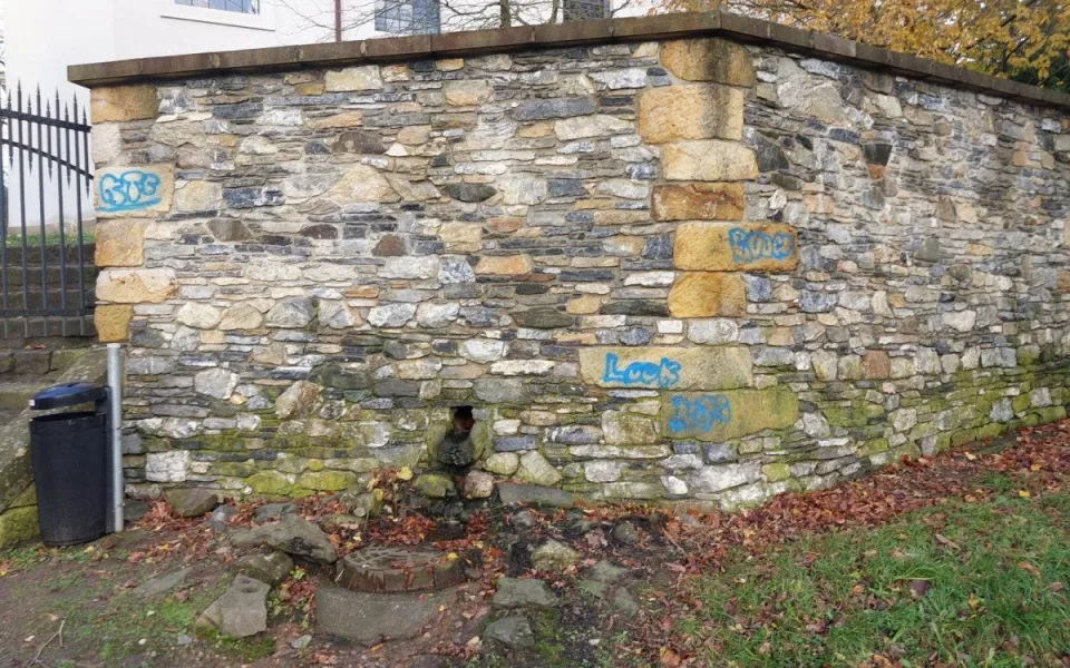 Vandal posprejoval okolí kostela v Železném Brodě. Pátrá po něm policie