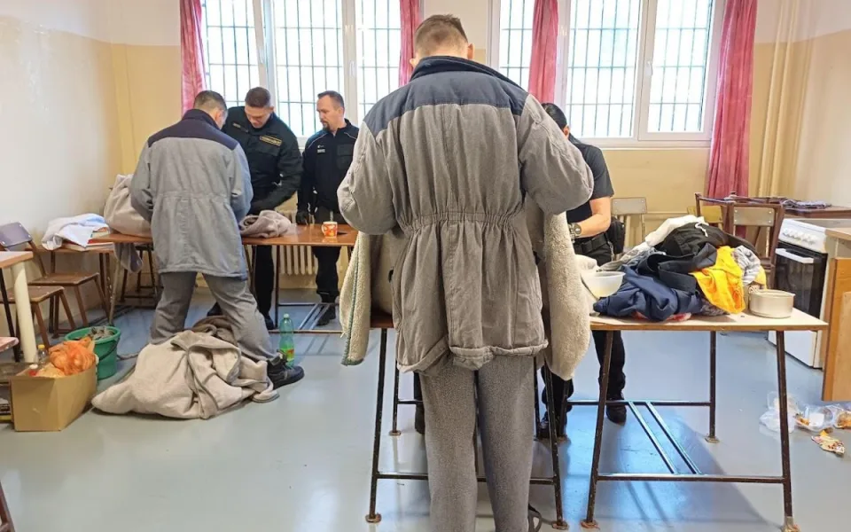 Zásah tří stovek příslušníků vězeňské služby v rýnovické věznici. Našli mobily i nůž