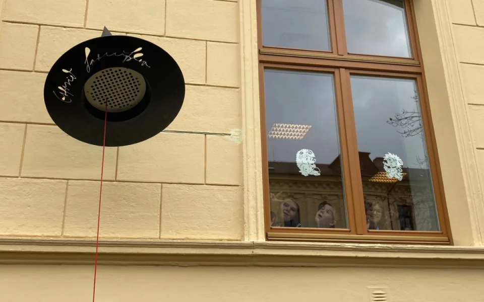 Liberec má mluvící Magický klobouk. Připomenout má autora Malé čarodějnice