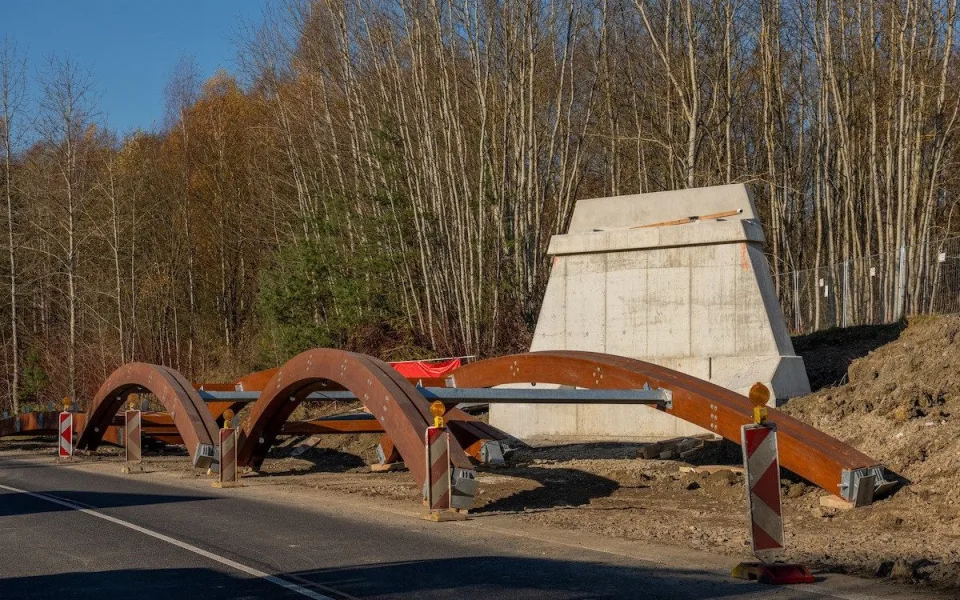 Hlavní tah u Nového Boru se o víkendu zavře. Osadí se lávka pro cyklostezku