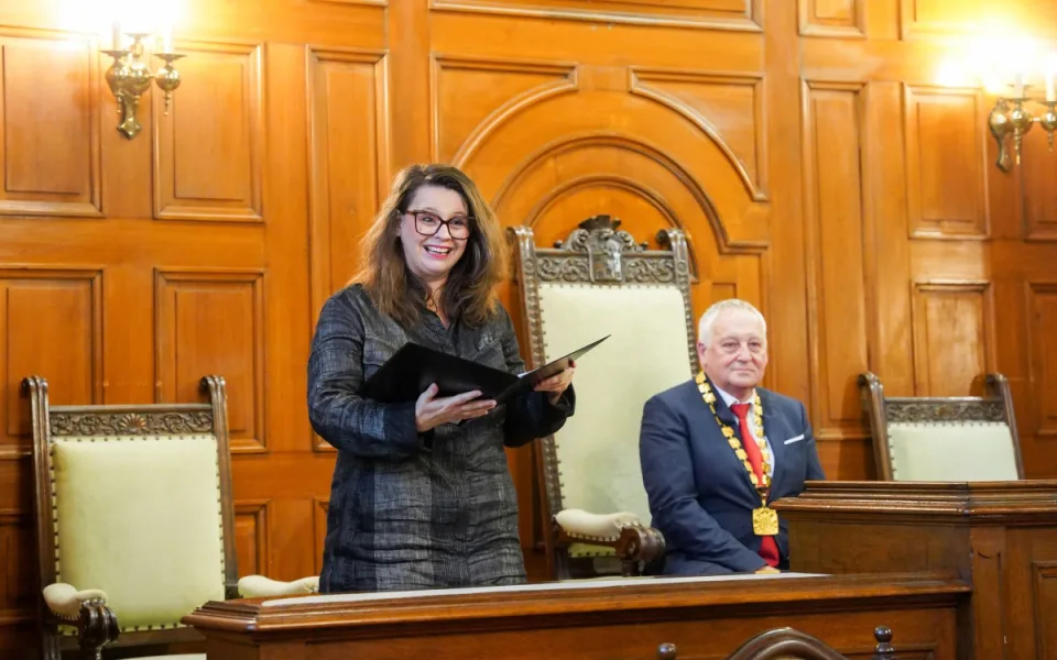 Ředitelka DFXŠ Linda Hejlová Keprtová při čtení řeči u příležitosti udělení Medaile města Liberec herečce DFXŠ Markétě Tallerové 6. listopadu 2025.