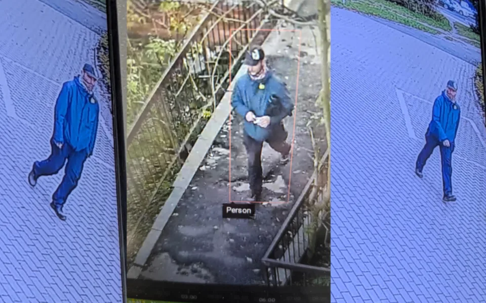 Poznáváte ho? Policie hledá svědka napadení a okradení 71leté seniorky v Jablonci