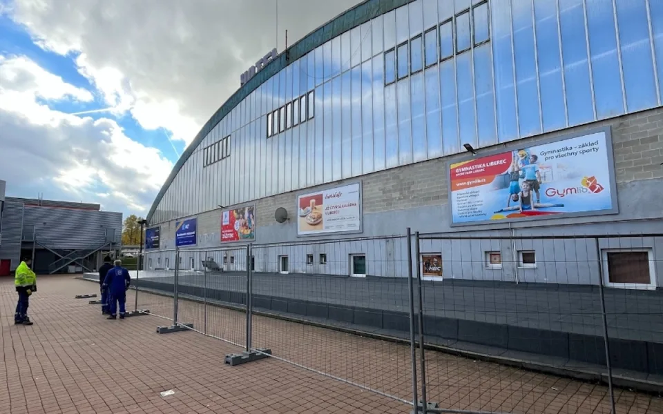 Čeká se sněžení, Svijanská aréna se o půlnoci preventivně uzavře