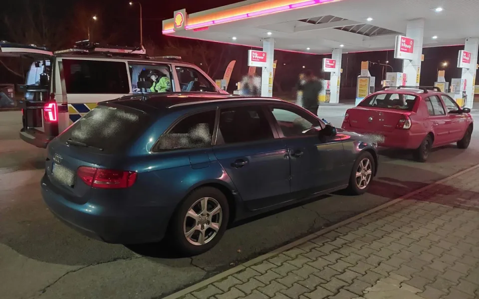 Mladá řidička na benzínce nacouvala do auta. Nadýchala tři promile