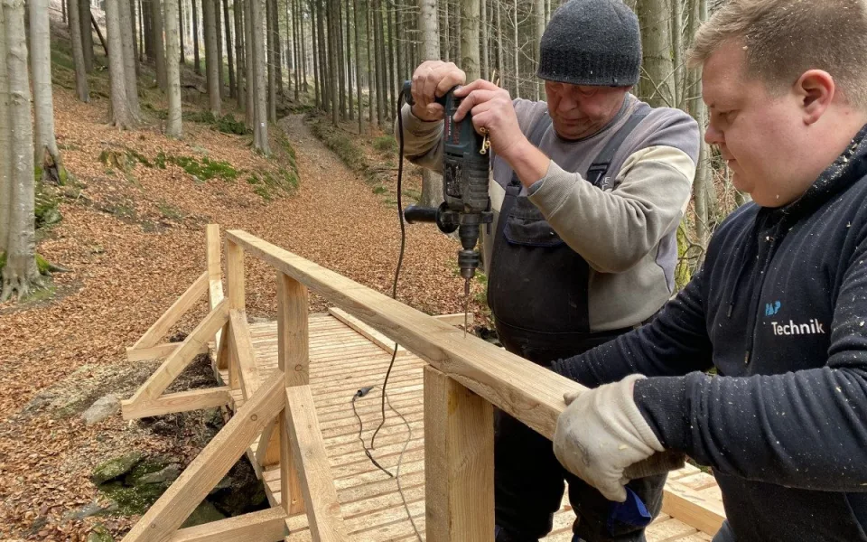 Zchátralá lávka přes Huťský potok se probořila pod koněm. Na místě už je nová