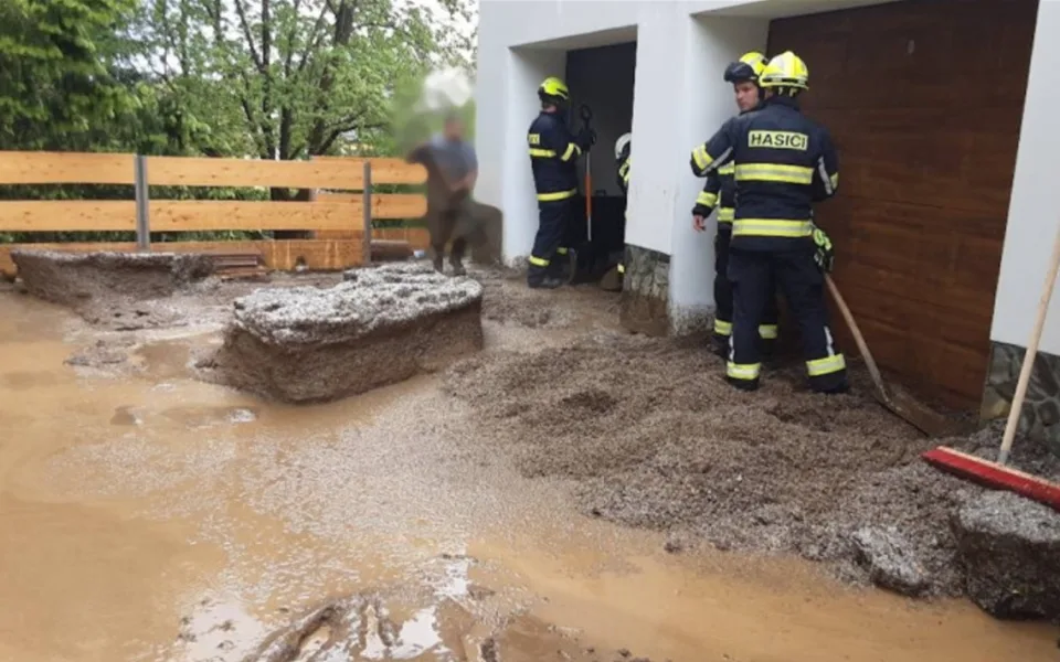 Ilustrační foto záplav v Dalešicích, ve kterých voda a bahno letos zaplavily domy