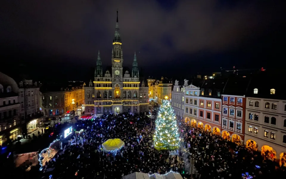 Liberecký vánoční strom už svítí. Trhy odstartují ve středu