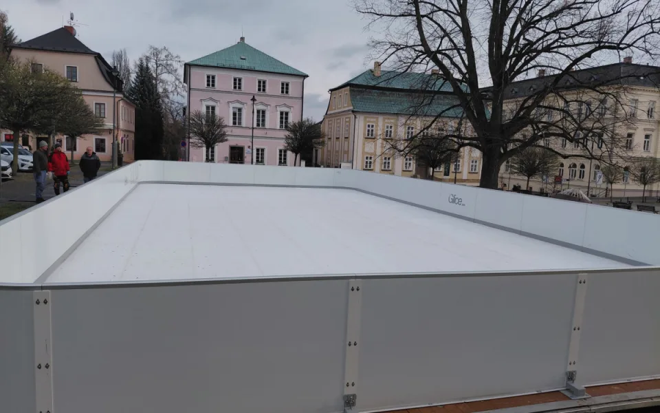 Adventní překvapení v Novém Boru. Na náměstí Míru vyrostlo kluziště