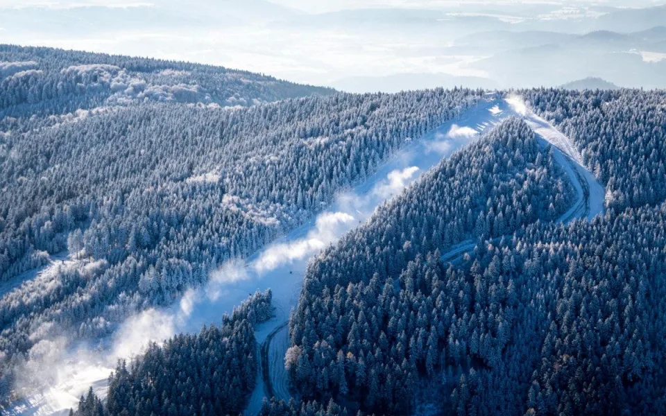Skiareálu Ještěd startuje novou lyžařskou sezónu, lyžovat se bude od soboty