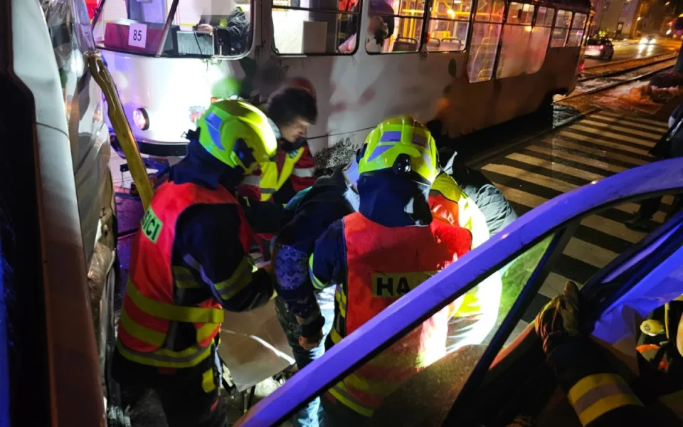 Srážka tramvaje a dodávky ve Vratislavicích. Čtyři zranění, řidiče museli vyprostit