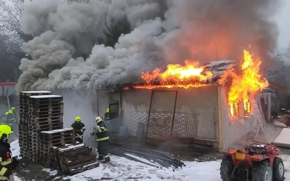 V Novém Boru vyjížděli hasiči k požáru v areálu zahradnictví
