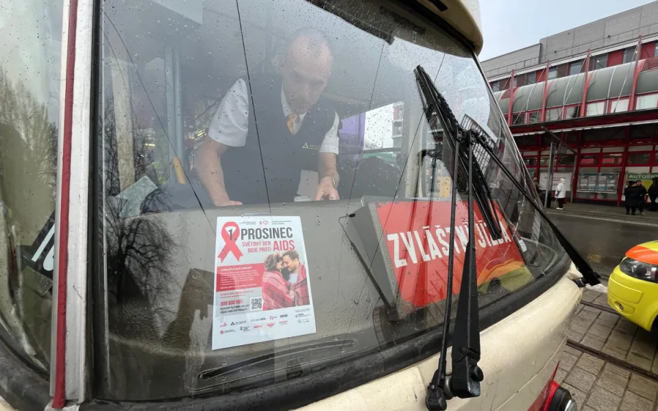 Dopravní podnik znovu vypravil osvětovou tramvaj. Upozorňuje na HIV a další infekce