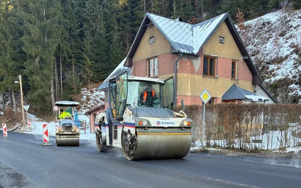 První část rekonstrukce silnice kolem Jizery je u konce, stavba začne zase na jaře
