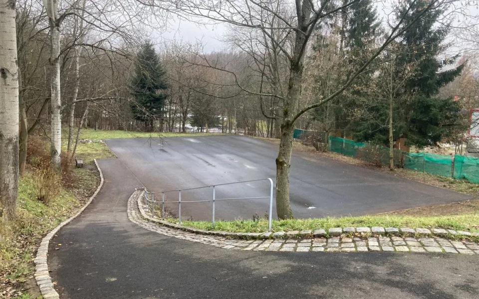 Asfaltové hřiště na Králově Háji čeká proměna. Nadchnout má děti i jejich dozor