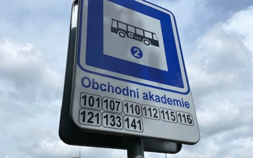 Dívenka nastoupila v Jablonci cestou na hudebku do špatného autobusu, pomohli strážníci