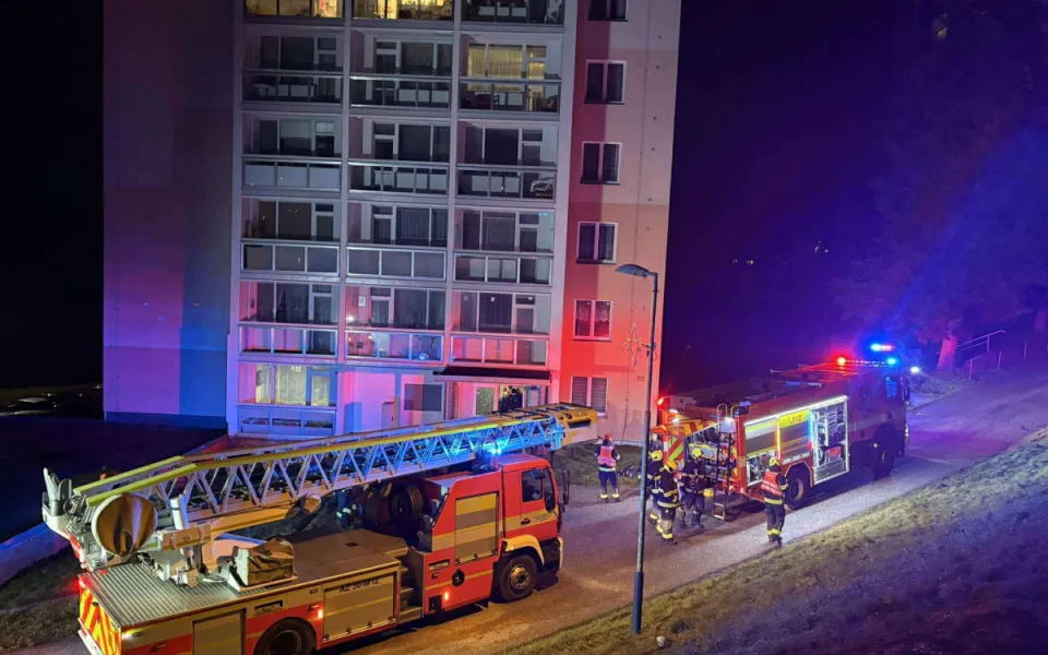 Tragický požár bytu v paneláku v Tanvaldu. Zemřel v něm muž, 30 lidí bylo evakuováno