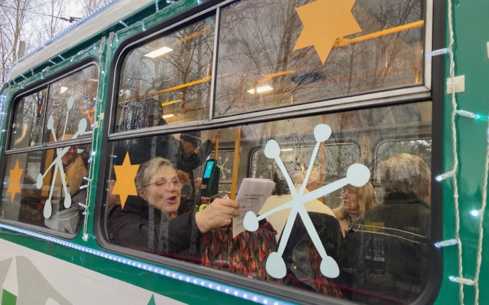 Z vánočně zdobené tramvaje se v Liberci nesl zpěv koled. Cestující svátečně naladila
