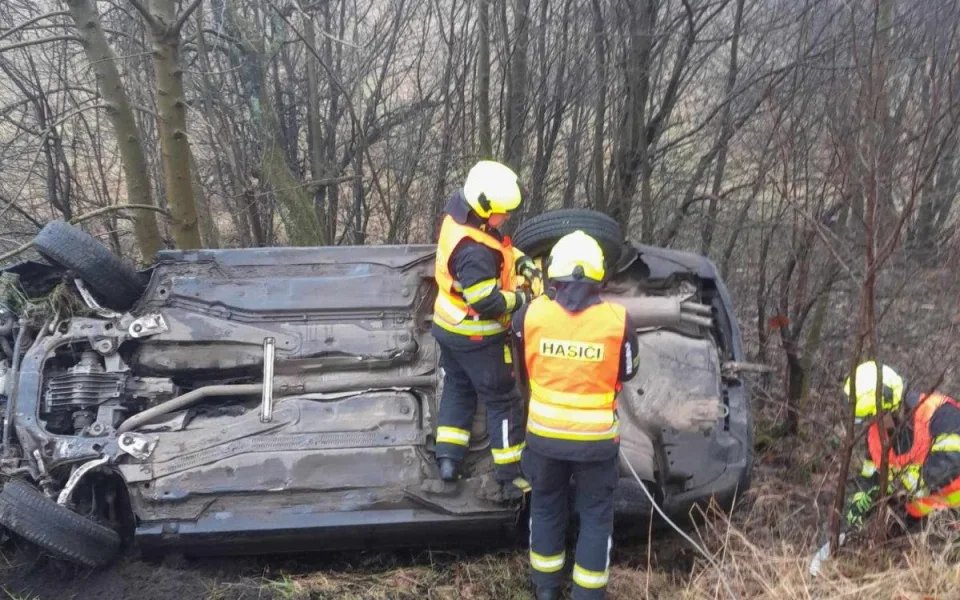 Po bouračce v příkopu a bez řidiče. Hasiče a policisty zaměstnal vůz ve Frýdštejně