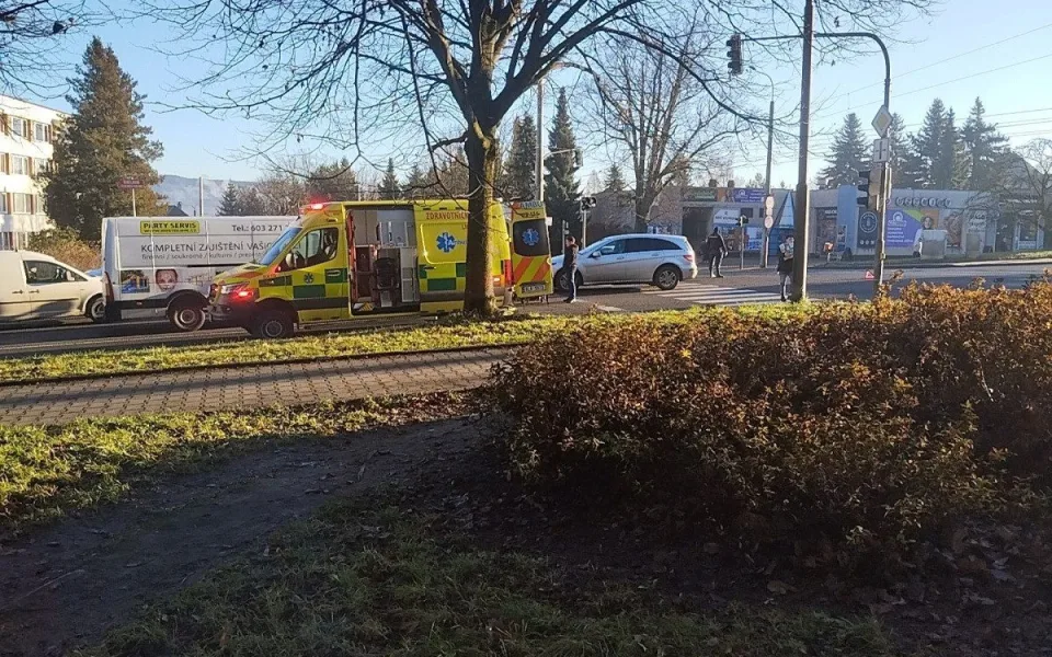 V Kubelíkově ulici v Liberci dnes auto srazilo chodkyni, vyvázla s lehkým zraněním