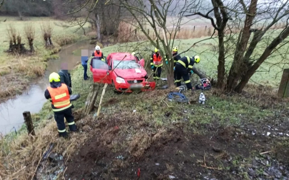 Hasiči vyprošťovali řidiče v Deštné. Nehodu nahlásily chytré hodinky