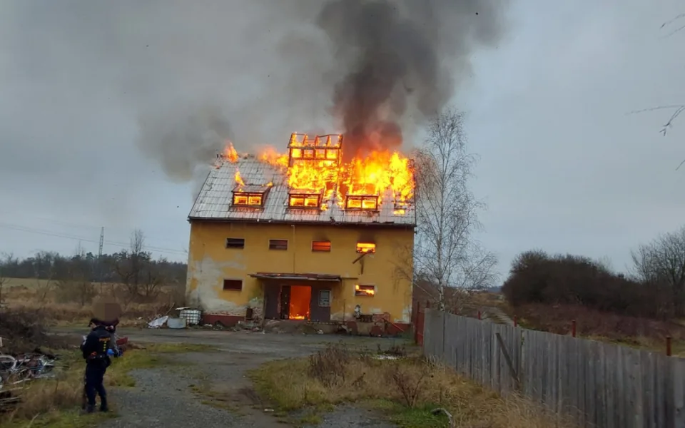 Požár v Novinách pod Ralskem. Hořel bývalý statek