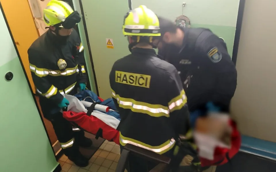 Seniorka ležela celou noc na zemi a nemohla vstát. Pomoci se dovolala před čtvrtou ráno