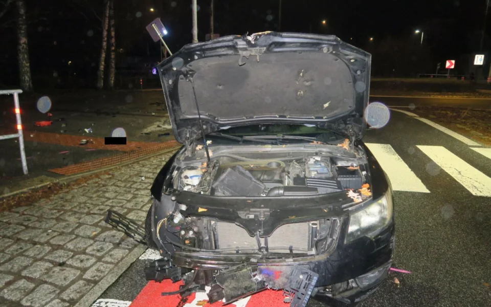 Řidička v Jablonci zdemolovala kruháč i auto. Nadýchala přes dvě promile