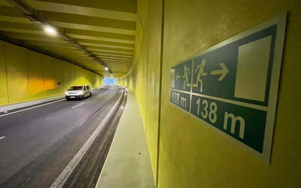 Tunel se po dlouhé opravě otevírá. Už příští rok ŘSD na průtahu chystá další omezení