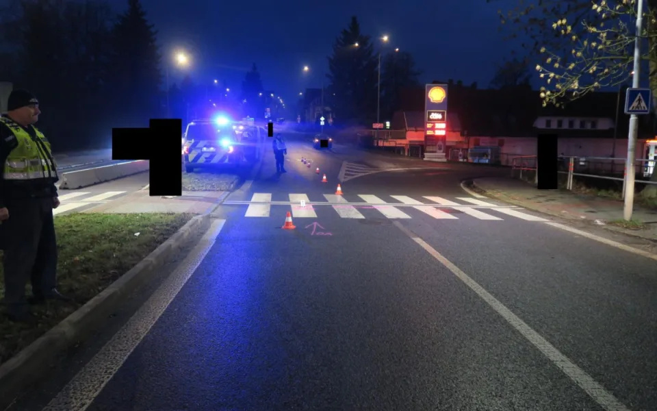 Řidička na přechodu v Jablonci přehlédla chodkyni, těžce ji zranila