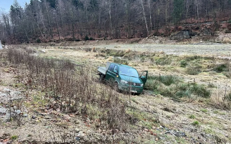 Zloděje na dně vypuštěné přehrady v Liberci zlákal vůz stavbařů, krádež ale zpackali