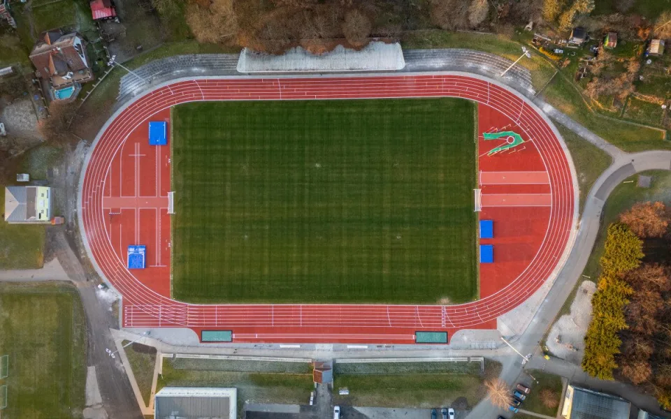 Česká Lípa dokončila opravu stadionu za 48,6 milionu, dostupný je zatím jen ovál