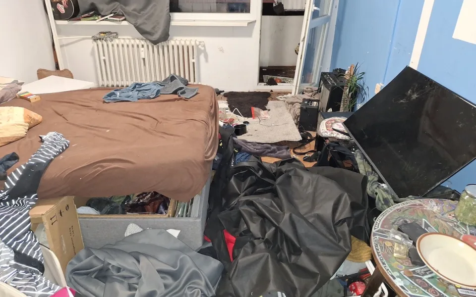 Muž na lysohlávkách nadýchal skoro dvě promile. Řádil v bytě, házel věci z balkonu