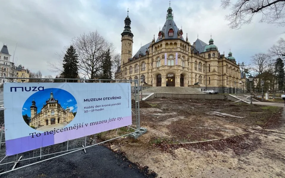 Z prostranství před muzeem zmizely rododendrony. Rekonstrukce parku začala