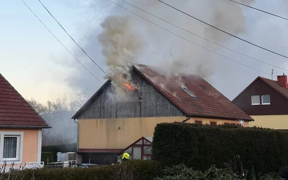Těsně před Vánoci přišli po požáru o dům, Chrastava na pomoc rodině založila sbírku