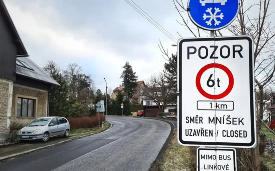 Silnice na Raspenavu přes Mníšek je kvůli počasí pro nákladní dopravu uzavřena