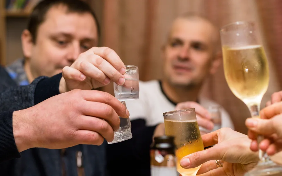 Pitný režim i správné jídlo. Jak zvládnout silvestrovskou noc plnou alkoholu?