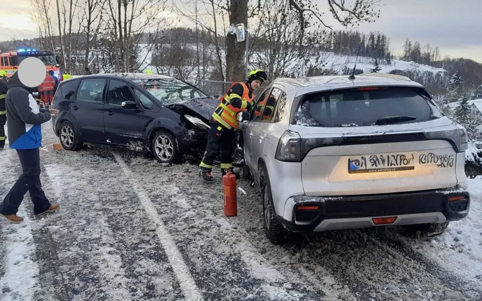 Nehodu dvou aut nahlásila v Roprachticích na Semilsku sama technika