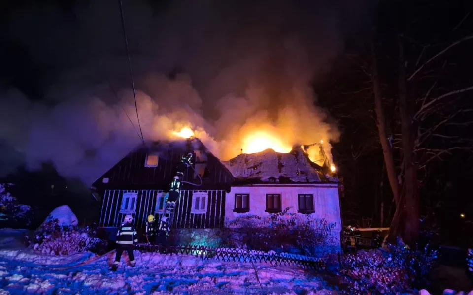 V Jabloneckých Pasekách v noci vyhořela roubenka. Náročný zásah komplikoval sníh
