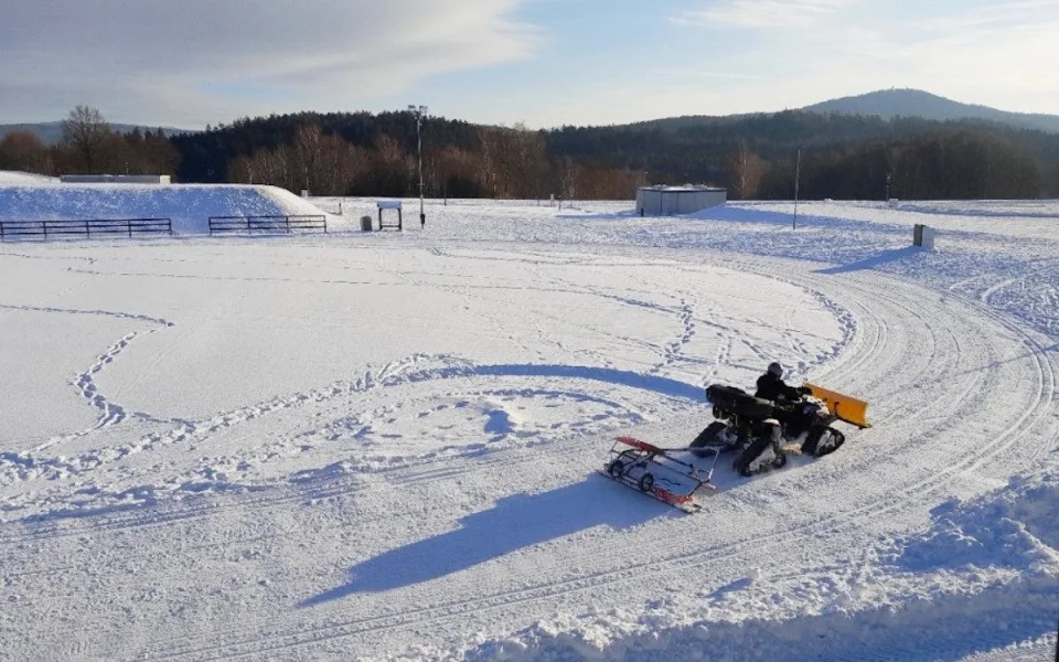 Na běžky i do Vesce. Ve sportovním areálu se podařilo upravit stopy 