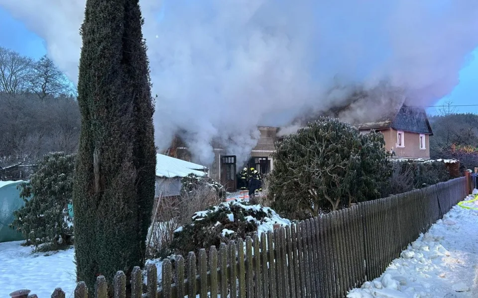 Požár ve Velenicích. Oheň zasáhl dílnu u rodinného domu