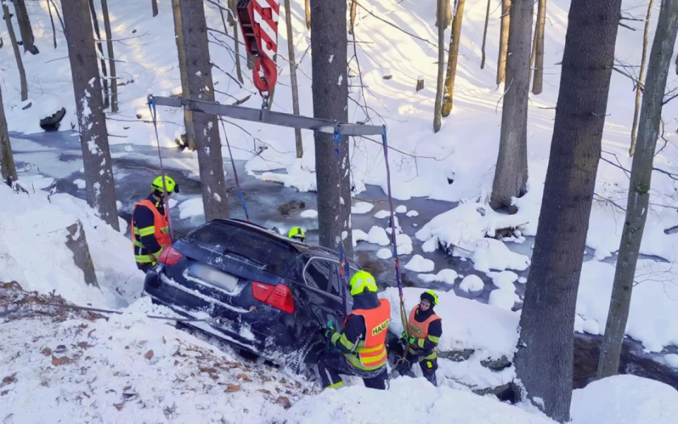 Auto sjelo na Semilsku ze silnice do čtyřmetrového srázu. Náraz ztlumila sněhová peřina